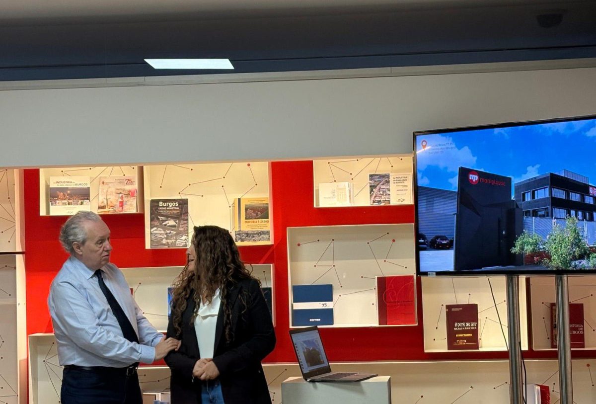 Patricia Cob comparte la historia, “Moldear lo invisible: 40 años de innovación desde el plástico” Exposicion Patricia Cob Maniplastic